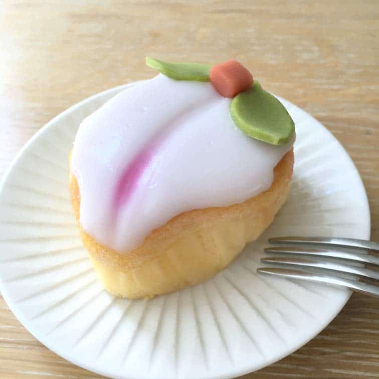 ร้านฮะกุซุอิโดะ (Hakusuido) ซึ่งมีคาสเทลล่ารูปลูกท้อรสวานิลลาและช็อกโกแลต