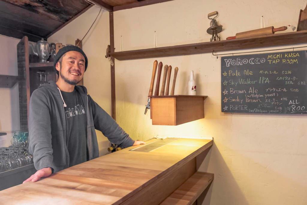 คุณคิชิเซะ อะกิโอะ (Kichise Akio) เจ้าของร้าน Yorocco Beer ในเมืองสุชิ (Zushi) จังหวัดคานางาวะ (Kanagawa)