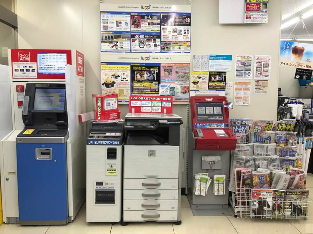 Lawson ในญี่ปุ่น มีเครื่องอำนวยความสะดวกต่างๆ ให้ลูกค้ามาใช้บริการได้ตลอด 24 ชม.