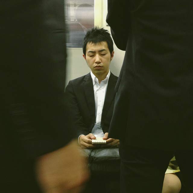 ผู้คนชาวญี่ปุ่นแสดงอาการอ่อนเพลียเหนื่อยล้า เอนตัวพักสายตาของีบหลับสักพัก