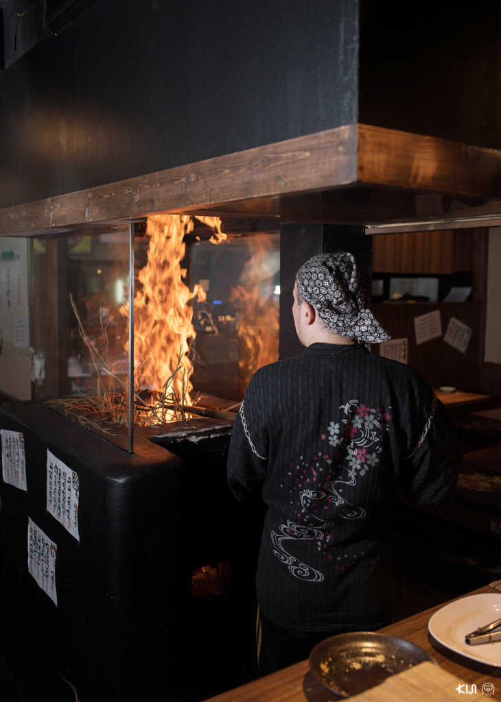 ร้าน Hachikin : เชฟกำลังนำปลาคัตสึโอะไปย่างไฟ