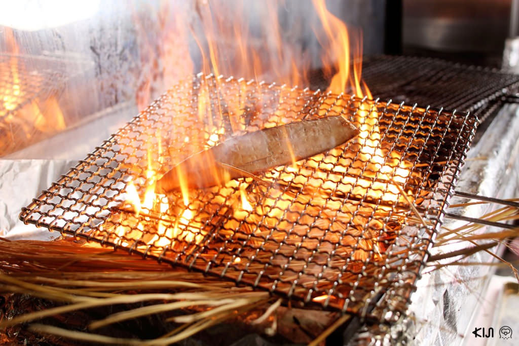 ทางร้านจะนำชิ้นปลาดิบเกรดซาชิมิมาย่างให้สุกกำลังดีด้วยฟางข้าวเฉพาะส่วนผิวปลาด้านละประมาณ 1 นาที ให้ความสุกกินระยะลึกจากผิวปลาลงไปเพียง 1 มิลลิเมตร