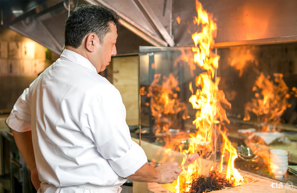 เชฟของร้าน Sushi Juban กำลังปรุงอาหารอย่างพิถีพิถัน