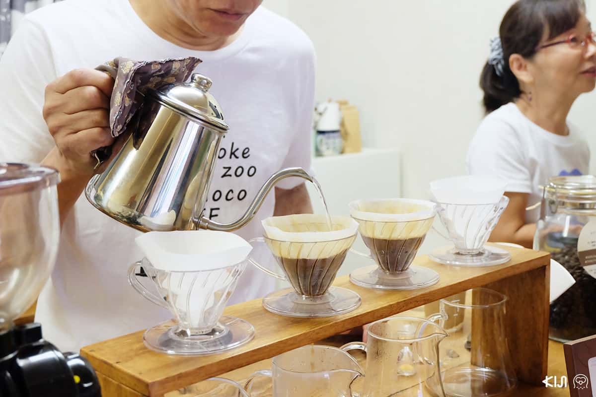 โนะบุฮะรุ โอะกุโนะ (Nobuharu Okuno) คุณลุงเจ้าของร้าน SUNDAY ZOO กำลังดริปกาแฟ