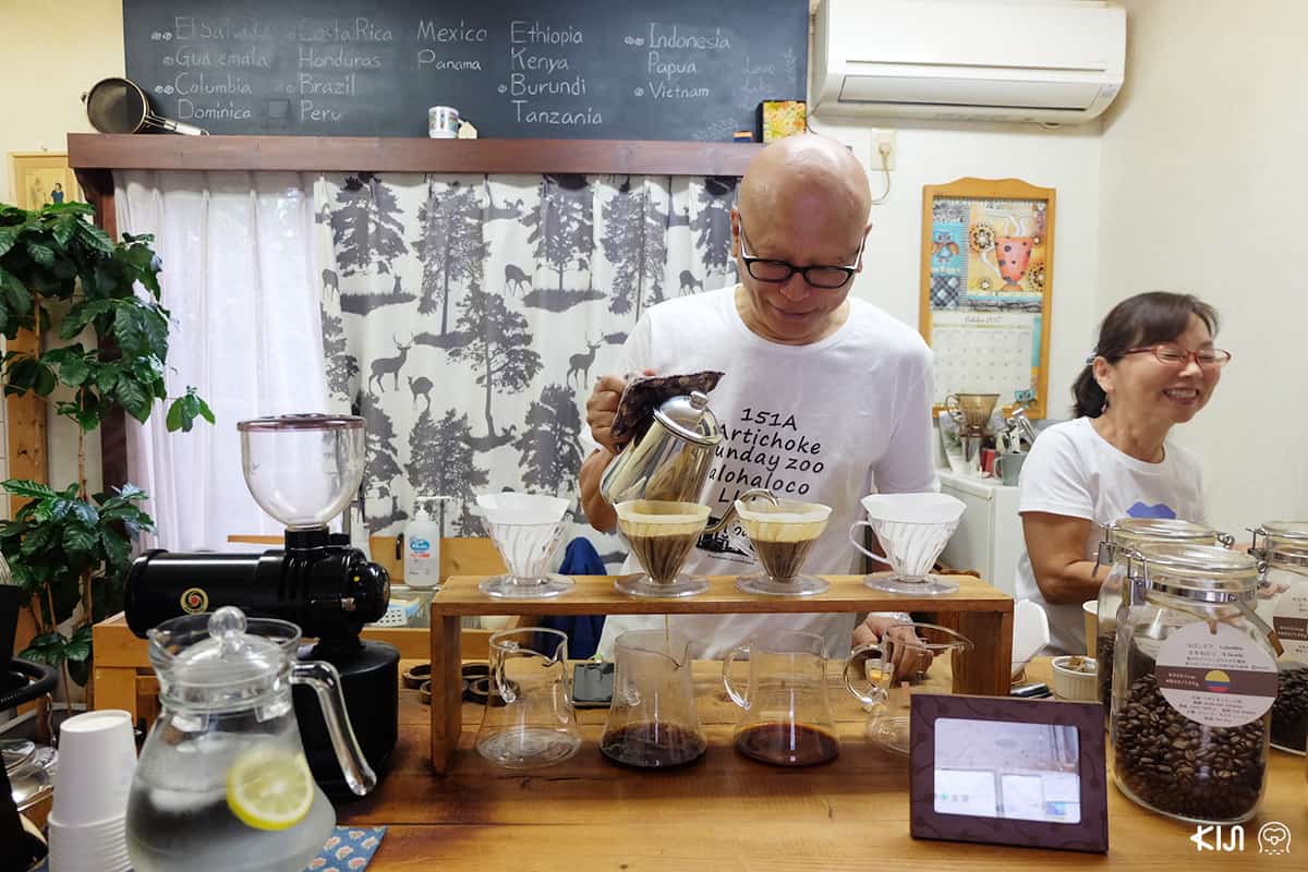 คุณลุงกับคุณป้า สองสามี-ภรรยา เจ้าของร้าน SUNDAY ZOO