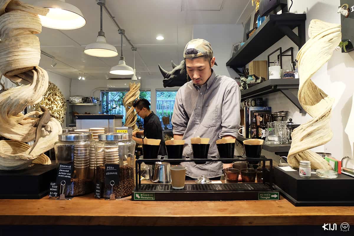 บาริสต้าหนุ่มจากร้าน ARISE ENTANGLE CAFE