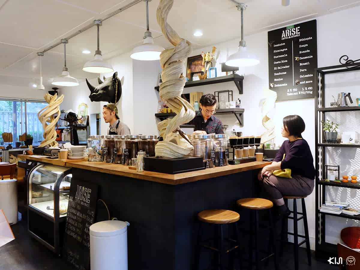 บรรยากาศภายในของร้าน ARISE ENTANGLE CAFE