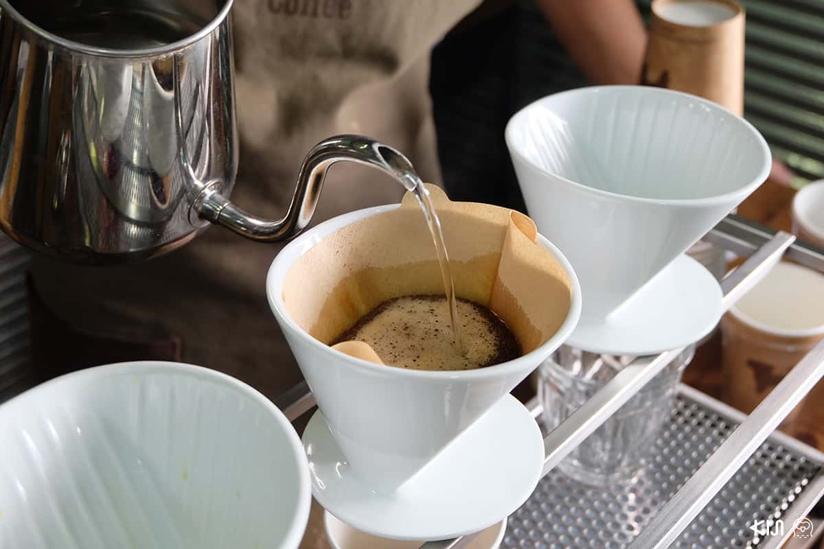 บาริสต้ากำลังดริปกาแฟของร้าน THE CREAM OF THE CROP