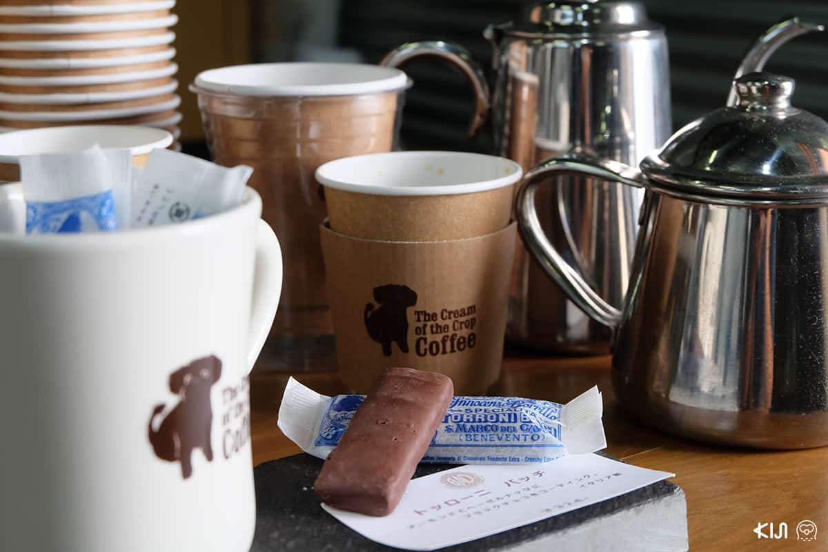 ที่ร้าน THE CREAM OF THE CROP มีขนมหวานขายให้ทานคู่กับกาแฟด้วยนะ