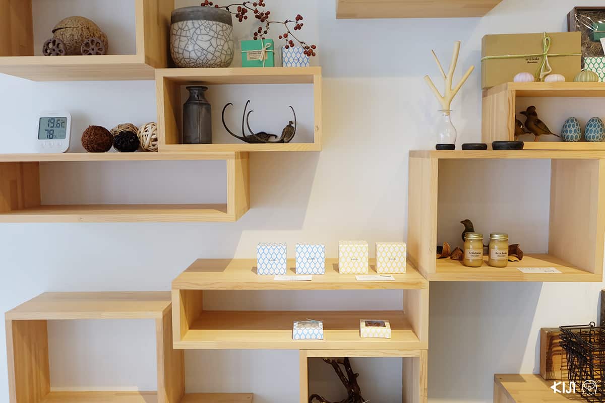สินค้าที่ขายภายในร้าน ARTICHOKE CHOCOLATE สาขาคิโยสุมิชิราคาวะ