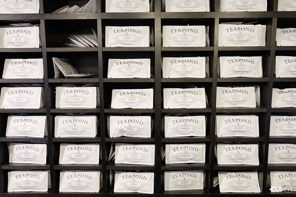 ที่ร้าน TEAPOND มีชาหลากหลายชนิดให้เลือกจิบ