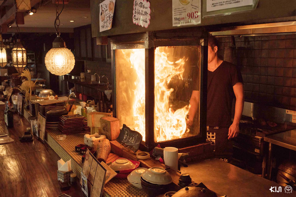 วาระยากิ จากร้าน Teppen จะผ่านความร้อนโดยการย่างฟาง ทำให้ได้กลิ่นหอมของฟางข้าวขณะรับประทาน ช่วยเพิ่มอรรถรสในการรับประทานเพิ่มขึ้น