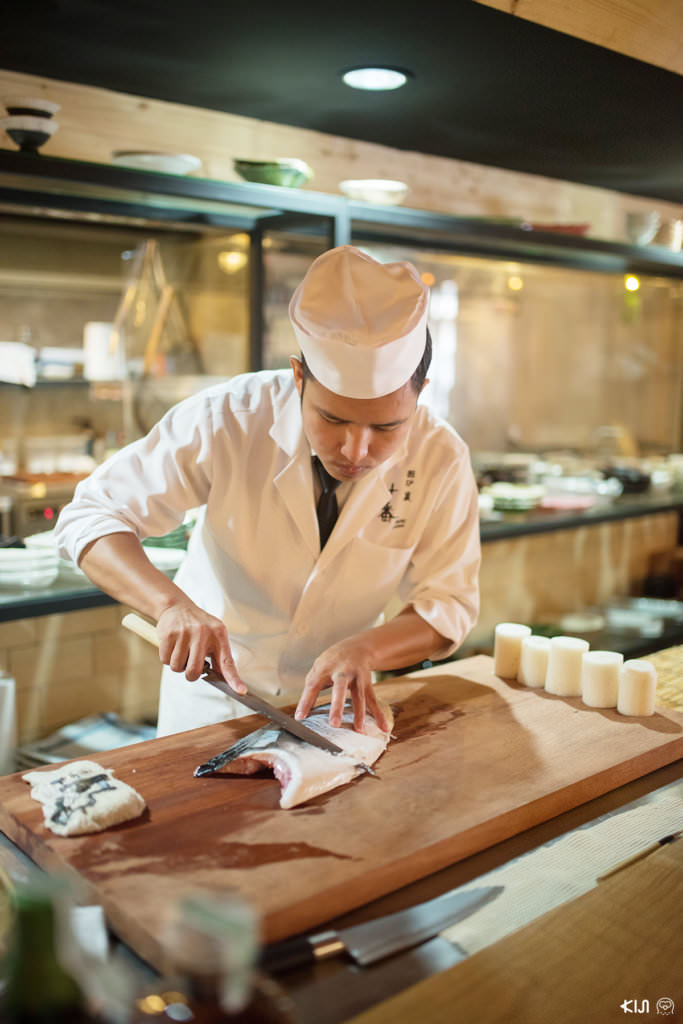 เชฟของร้าน Irori Juban กำลังแล่ปลาอย่างพิถีพิถันด้วยความชำนาญ