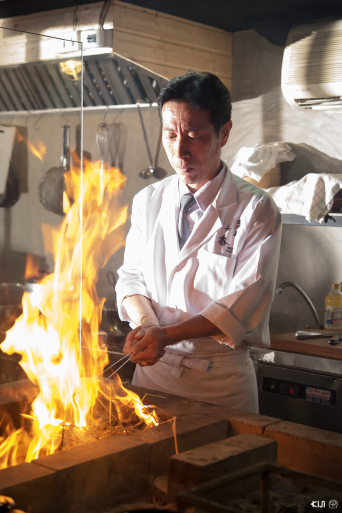 ร้าน Irori Juban : เชฟกำลังทำเมนู วาระยากิ โดยนำปลาไปย่างกับไฟ