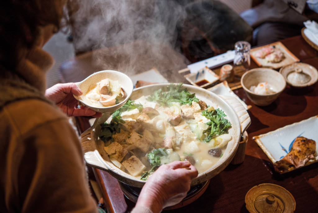 อิชิคารินาเบะ (Ishikari Nabe) คือเมนูท้องถิ่นที่มีต้นกำเนิดมาจากแม่น้ำอิชิคาริ