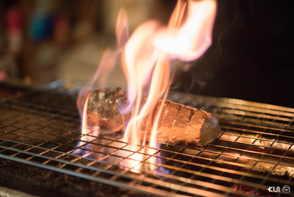 เมนูแนะนำของร้าน Sanriku Sushi Kyodoizakaya คือ Katsuo Shio Warayaki โดยเชฟจะย่างปลาแบบไฟลุกท่วมให้ชมกันตรงหน้าเคาน์เตอร์บาร์