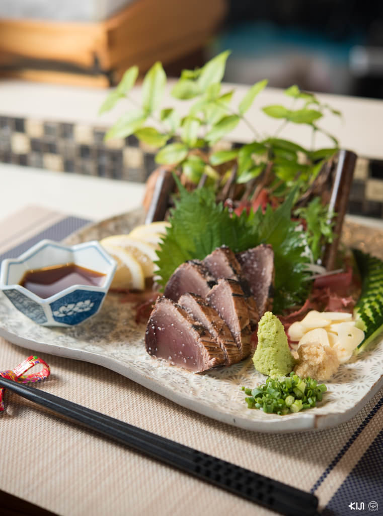 เมนู Katsuo Shio Warayaki : นำปลาที่ย่างมา ตกแต่งใส่จานอย่างสวยงามพร้อมโรยเกลือเล็กน้อยเพิ่มรสชาติ วางเครื่องเคียง ขิง กระเทียม  ต้นหอม วาซาบิ และน้ำจิ้มพอนสึให้กินคู่กัน
