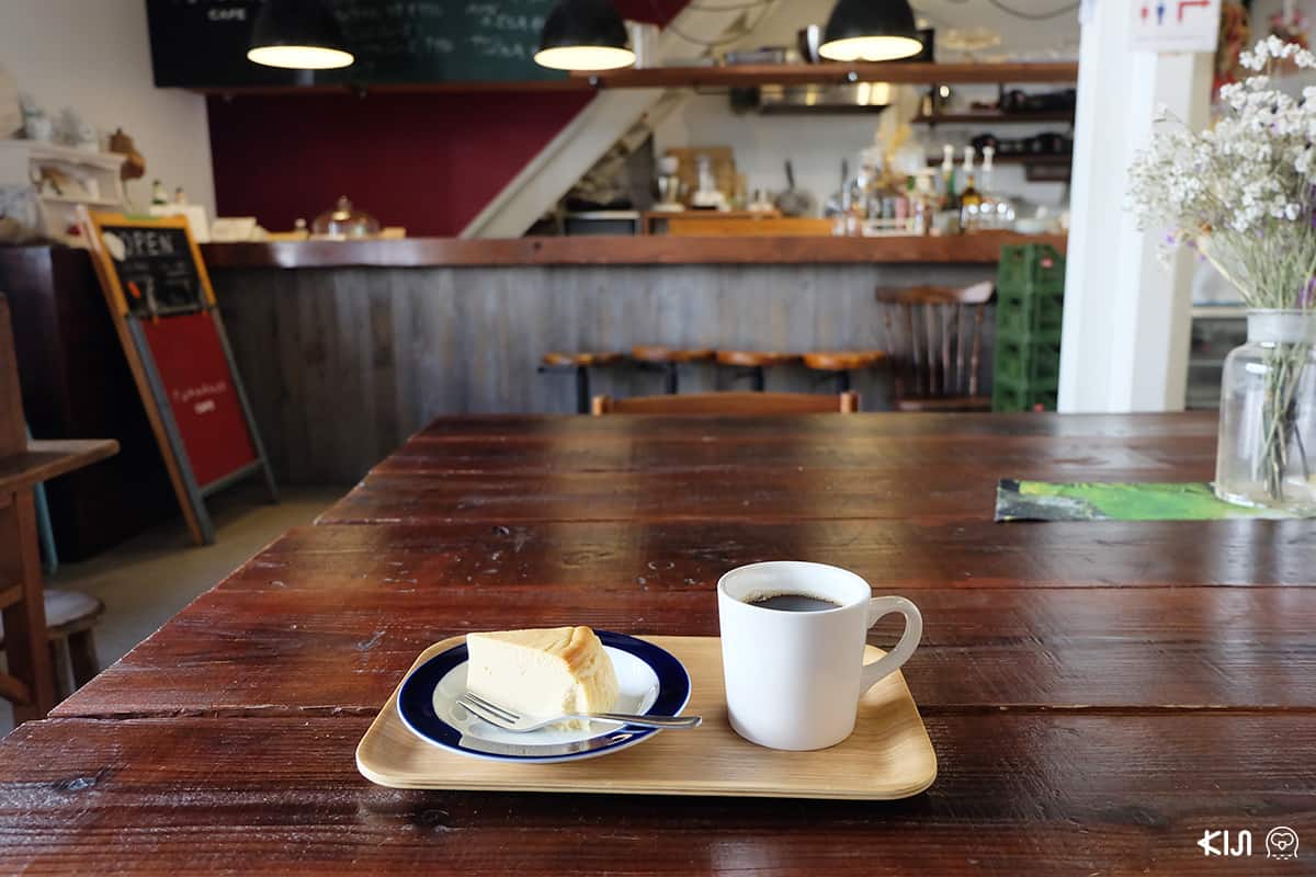 กาแฟและขนมเค้กจากคาเฟ่ที่อยู่ชั้น 1 ของ Fukadaso