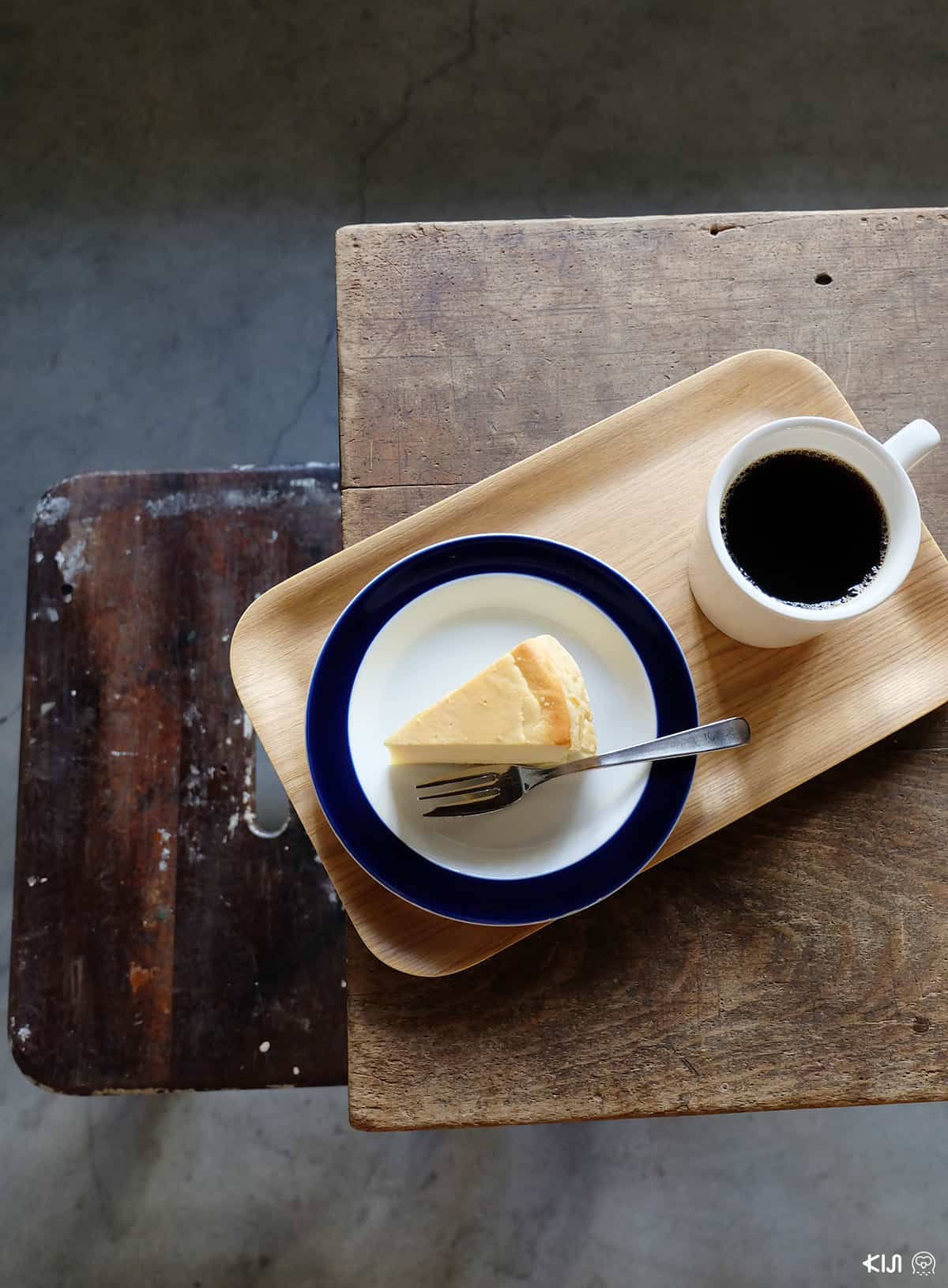 กาแฟดำที่ใช้เมล็ดจากร้าน ARiSE Coffee Roasters และชีสเค้กแสนอร่อยจากร้านคาเฟ่ที่ Fukadaso