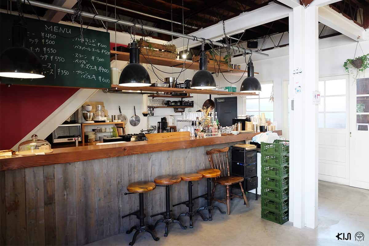 โซนที่นั่งหน้าบาร์ของคาเฟ่ที่ Fukadaso