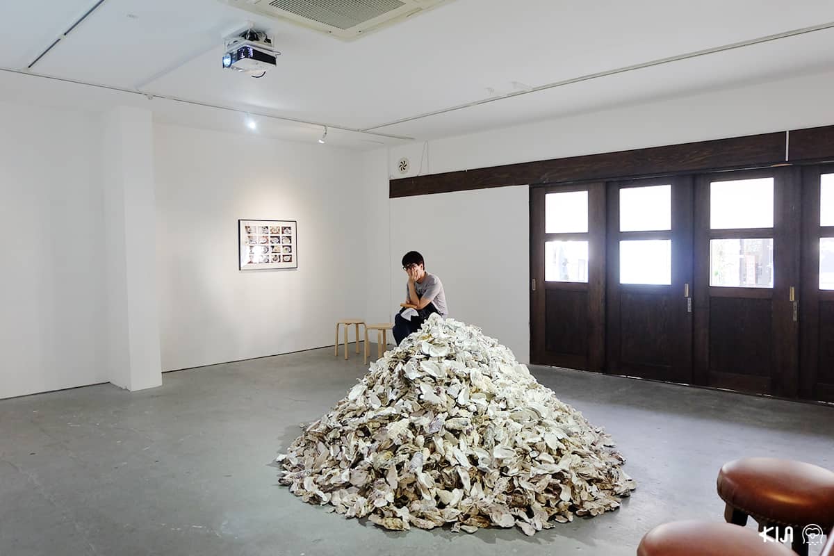 บรรยากาศภายในนิทรรศการศิลปะที่จัดขึ้นที่ Mujin-To Production