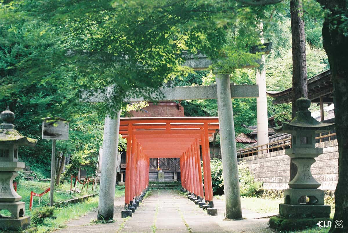 ศาลเจ้าฮาจิมัง (Hachiman Shrine) เป็นสถานที่จัดงานเทศกาลฤดูใบไม้ร่วงของเมืองทาคายาม่า
