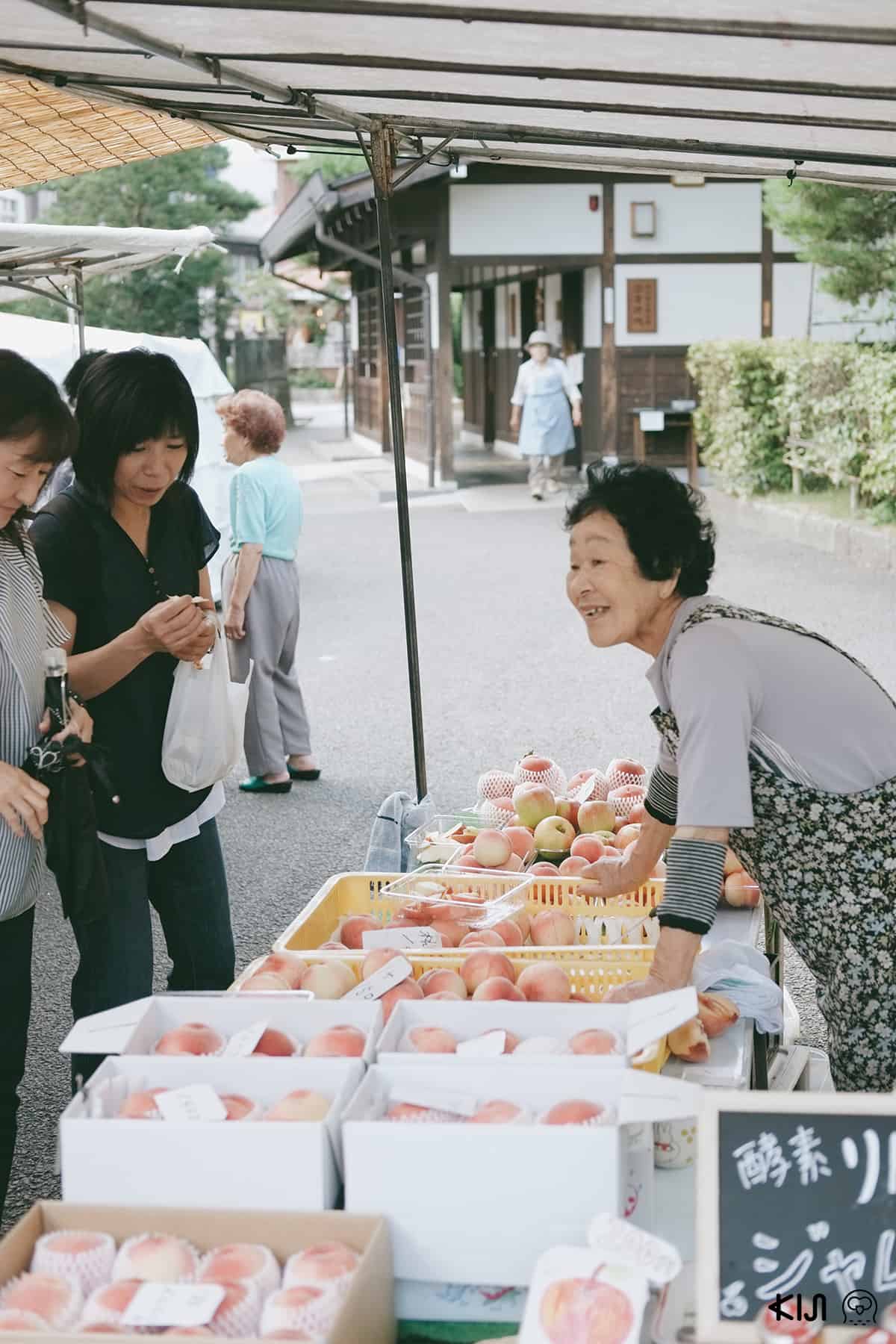 บรรยากาศภายในของตลาดเช้าจินยะมาเอะ เมืองทาคายาม่า (Takayama)