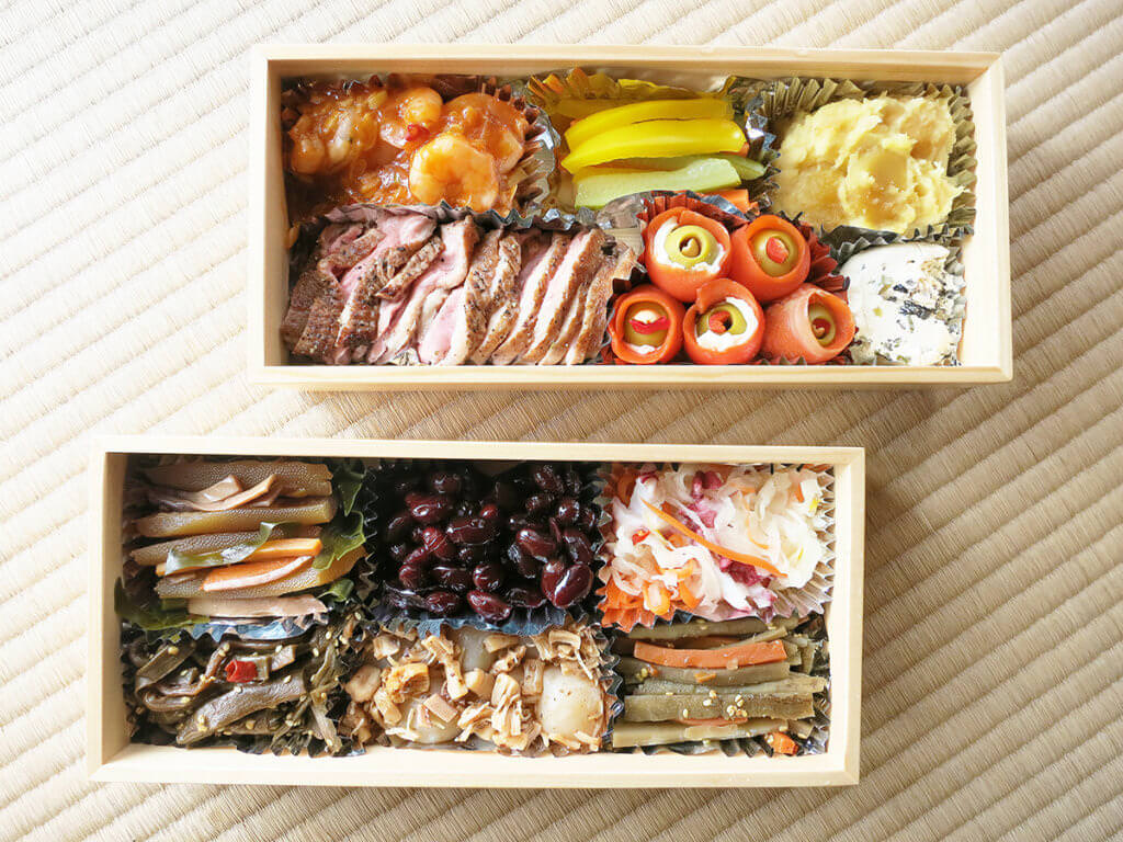 อาหารแต่ละอย่างถูกจัดเรียงอยู่ในกล่องที่เรียกว่า จูบะโกะ (Jubako)