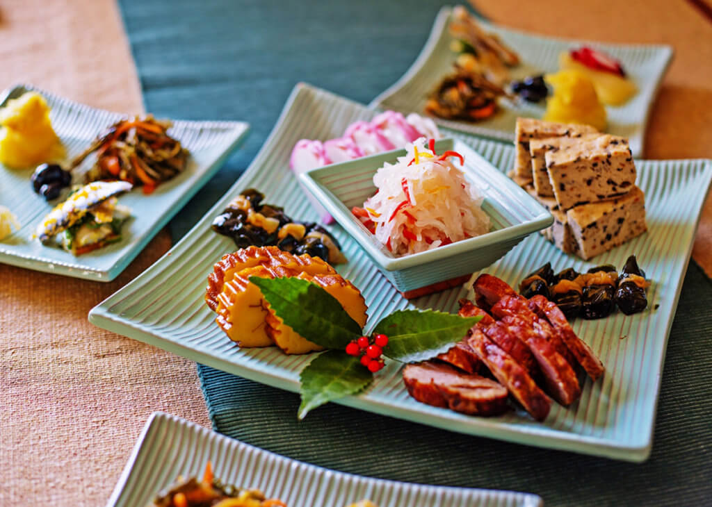 มื้ออาหารโอเซจิ (Osechi) ซึ่งนิยมรับประทานกันในวันที่ 1-3 มกราคมของทุกปี