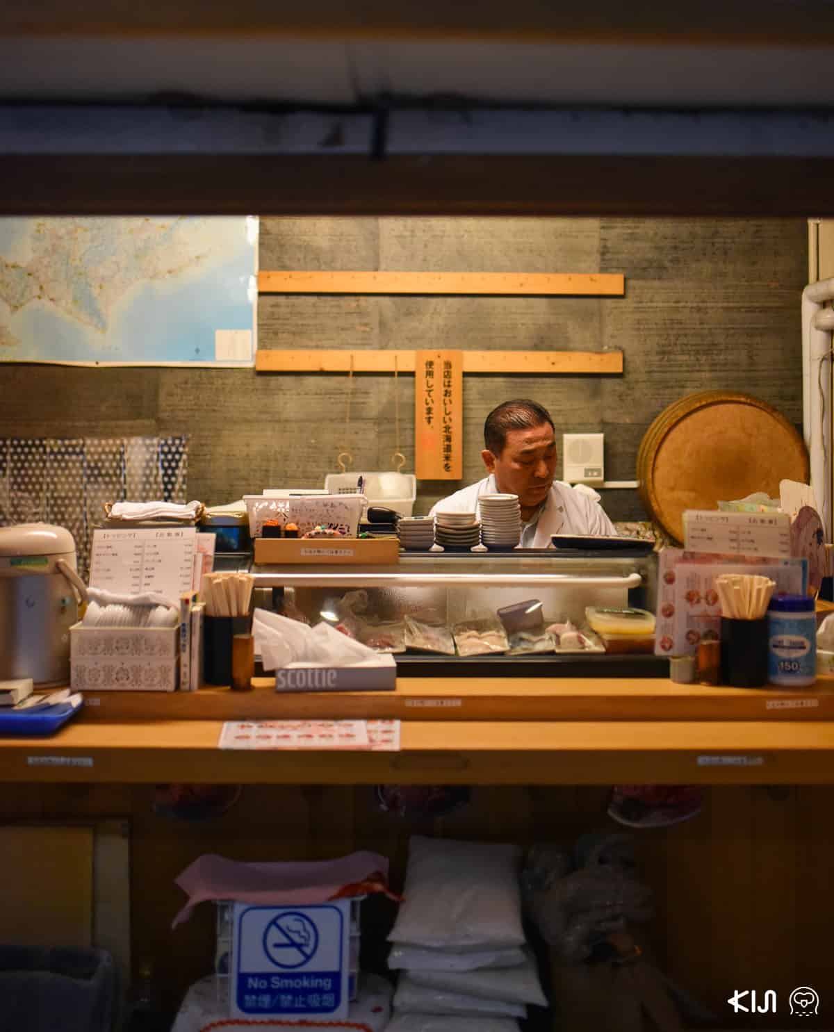 เชฟกำลังปรุงรสอาหาร