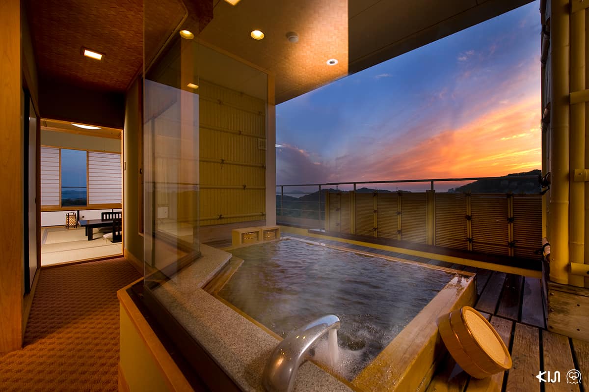 ที่โรงแรมวาชูไฮแลนด์ (Washu Highland Hotel) มีออนเซ็นบนดาดฟ้าให้นอนแช่เพื่อชมพระอาทิตย์ขึ้น