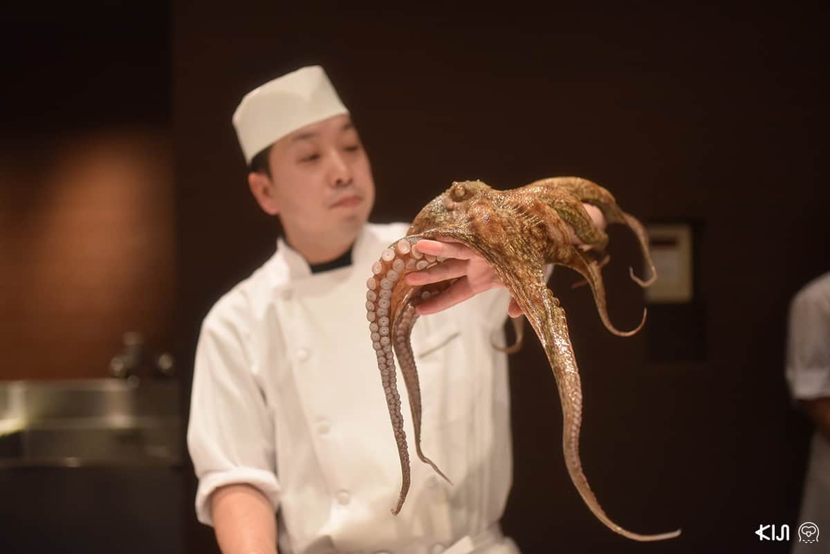 โชว์แร่ปลาหมึกยักษ์ในห้องอาหารเย็นแบบบุฟเฟ่ต์