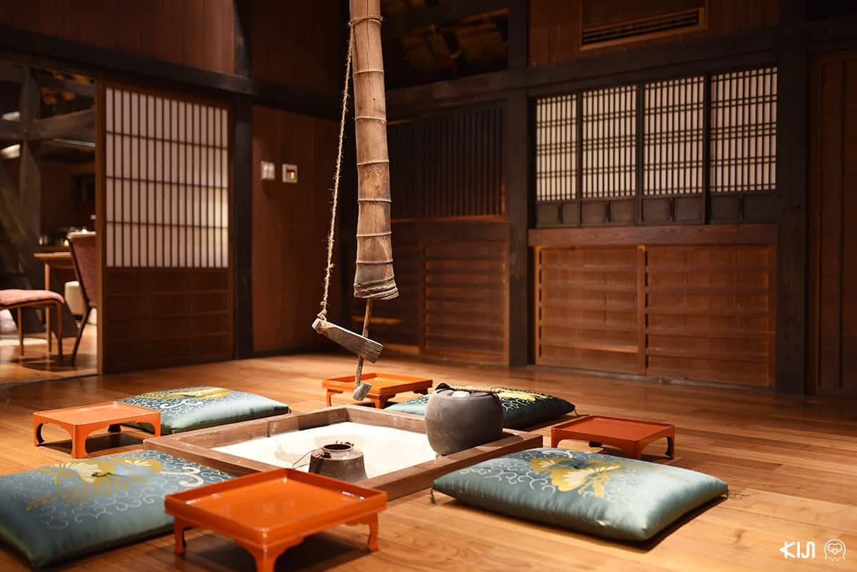 ภายในกระท่อมไม้หลังใหญ่ที่ หุบเขาอิยะ (Iya Valley) โทคุชิม่า (Tokushima)