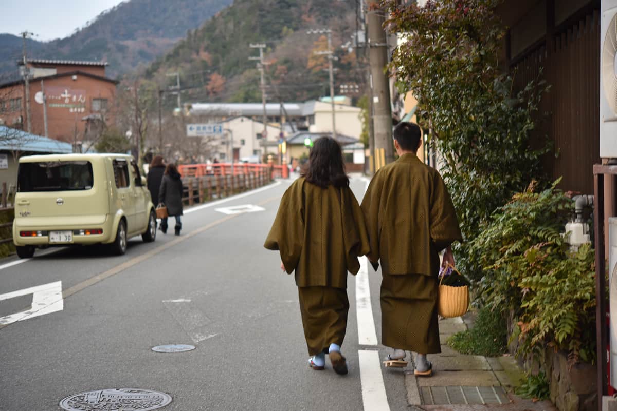 ใครที่มาถึงคิโนะซากิต้องใส่ยูกาตะกับรองเท้าไม้เกตะ หิ้วกระเป๋า หยิบผ้าเช็ดตัวที่โรงแรมเตรียมไว้ให้ แล้วออกมาแช่ออนเซ็น