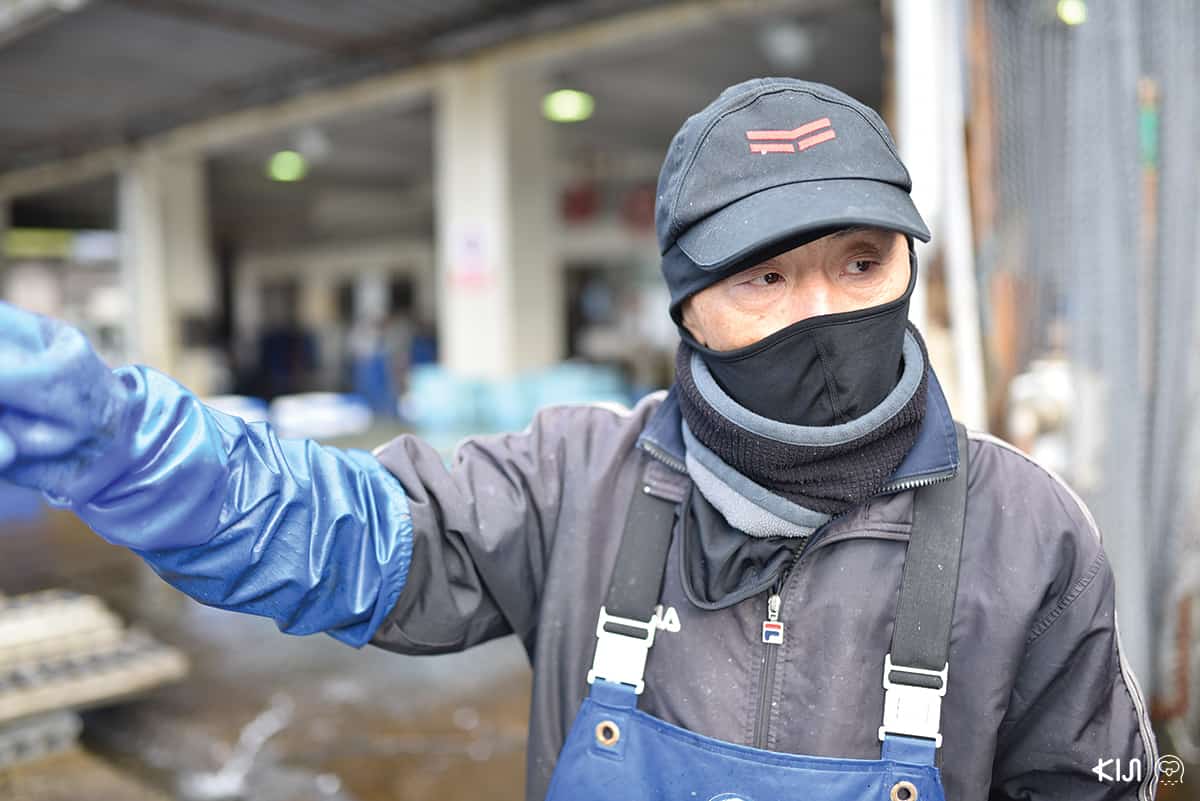 คุณฮิเดกิ คุระ (Hideki Kura) อายุ 65 ปี พนักงานตำแหน่งคัดแยกปลา ที่ อิเนะ