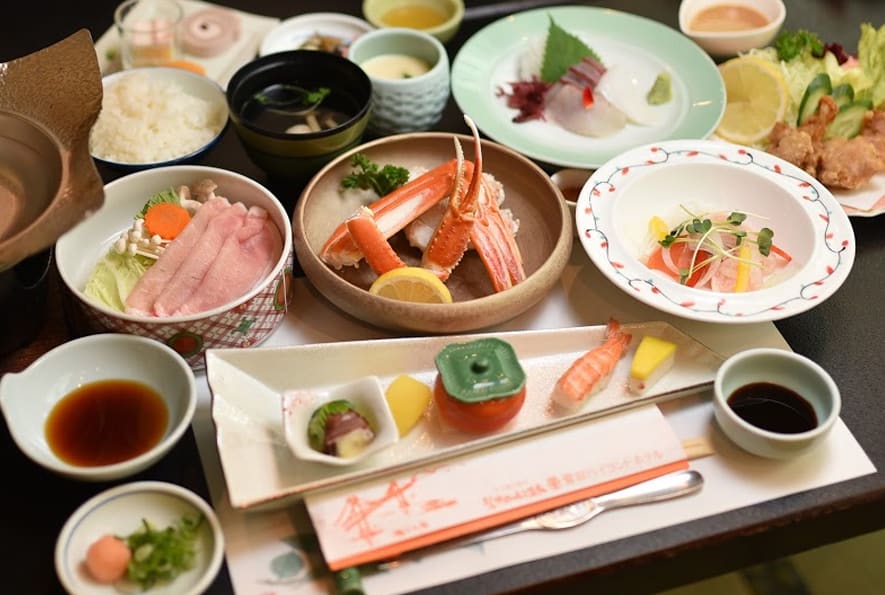 ทางโรงแรมยังมีห้องอาหารที่ให้บริการชุดอาหารเย็นแบบไคเซกิสุดหรูหรา ไปจนถึงบุฟเฟ่ต์อาหารเย็นที่มีโชว์การแร่ปลาหมึกยักษ์สดๆ แบบที่ยังเป็นๆ อยู่