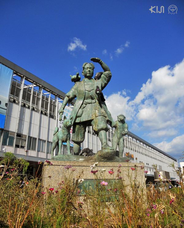 โมโมทาโร่และสหายที่หน้าสถานี JR Okayama Station