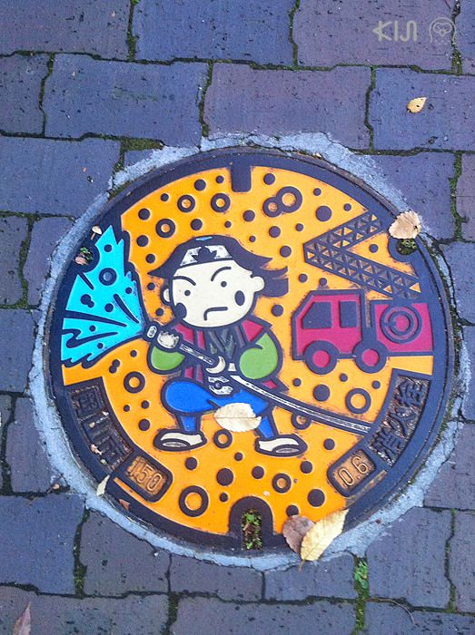 รูปโมโมทาโร่บนฝาท่อ