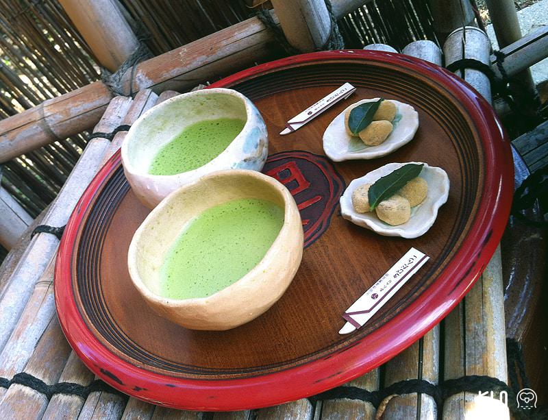 วาบิซาบิ : ท่านจูโคสอนลูกศิษย์ให้ลองชื่นชมพระจันทร์ครึ่งเสี้ยวและใช้ถ้วยชาที่ปั้นจากดิน