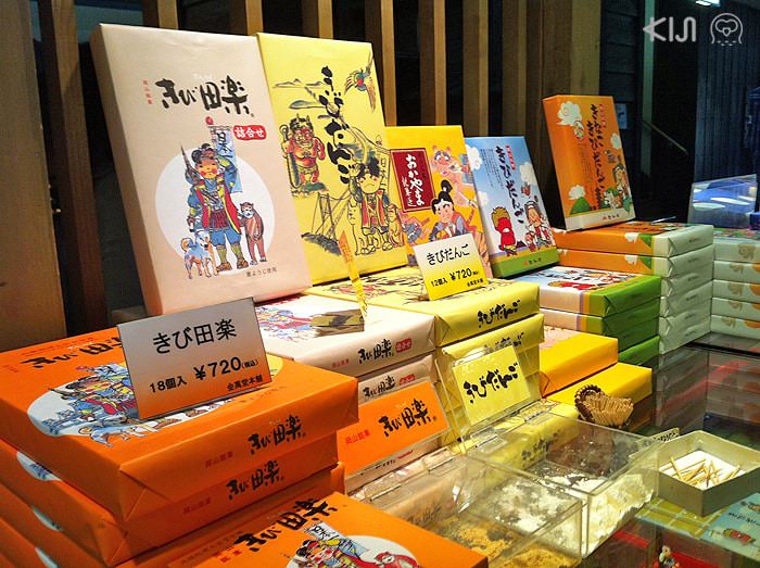 ของฝากขึ้นชื่อของเมืองโอคายาม่า คือลูกบ๊วย ที่มีซองผลิตภัณฑ์มีลายโมโมท่าโร่