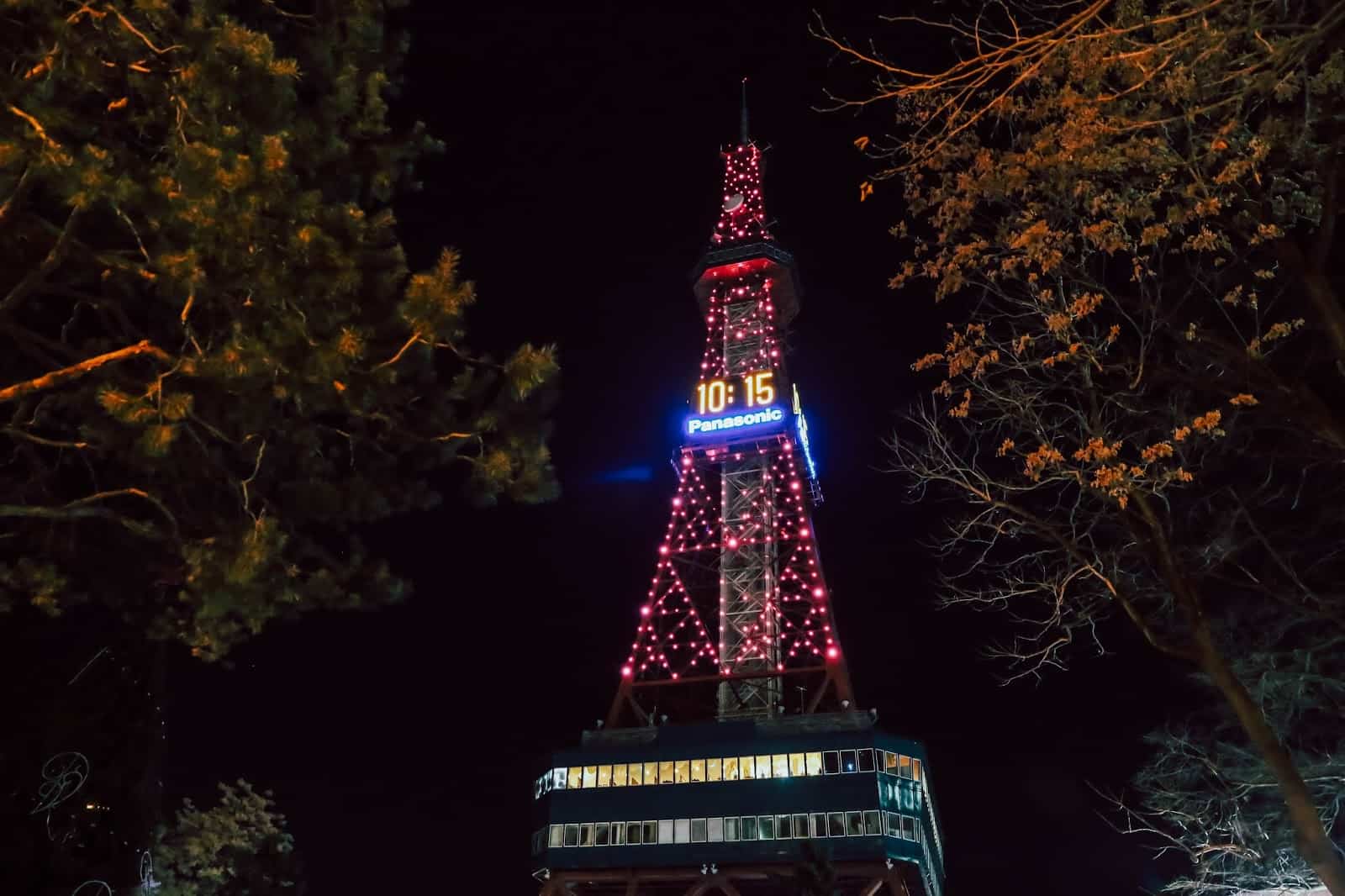มีบริการเปลี่ยนสีซัปโปโรทีวีทาวเวอร์ (SAPPORO TV TOWER) ให้เป็นสีชมพูในเดือนแห่งความรัก 