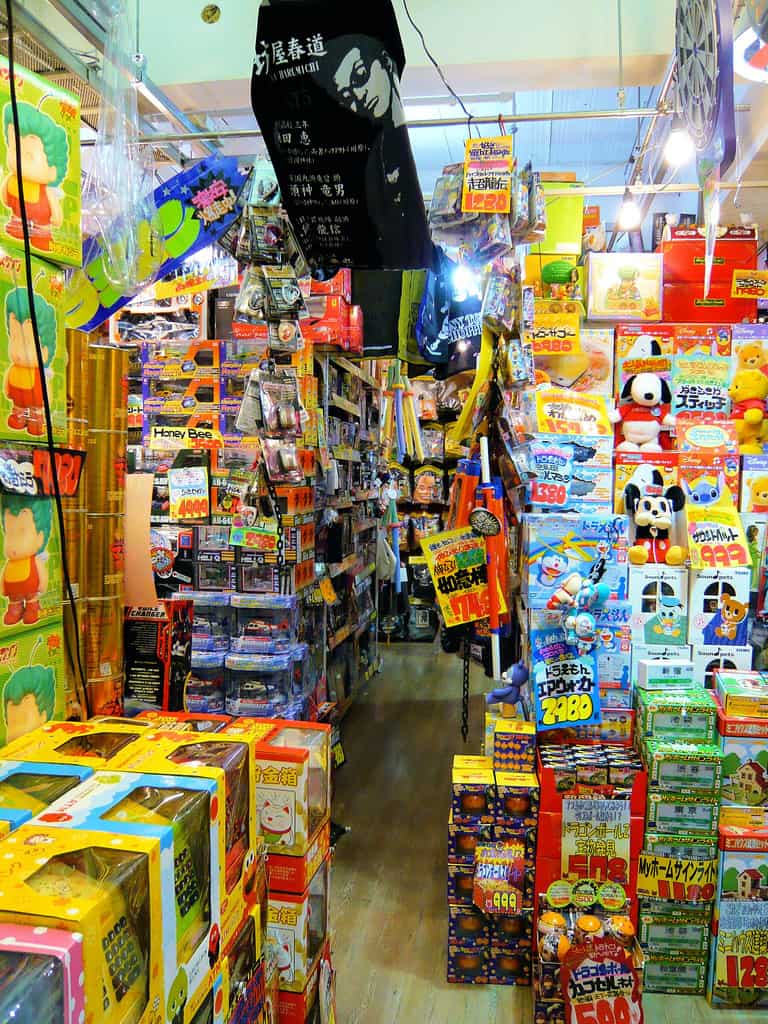 โซนขายของเล่นที่ร้าน ดองกิโฮเต้ (Don Quijote) หรือดองกี้ 