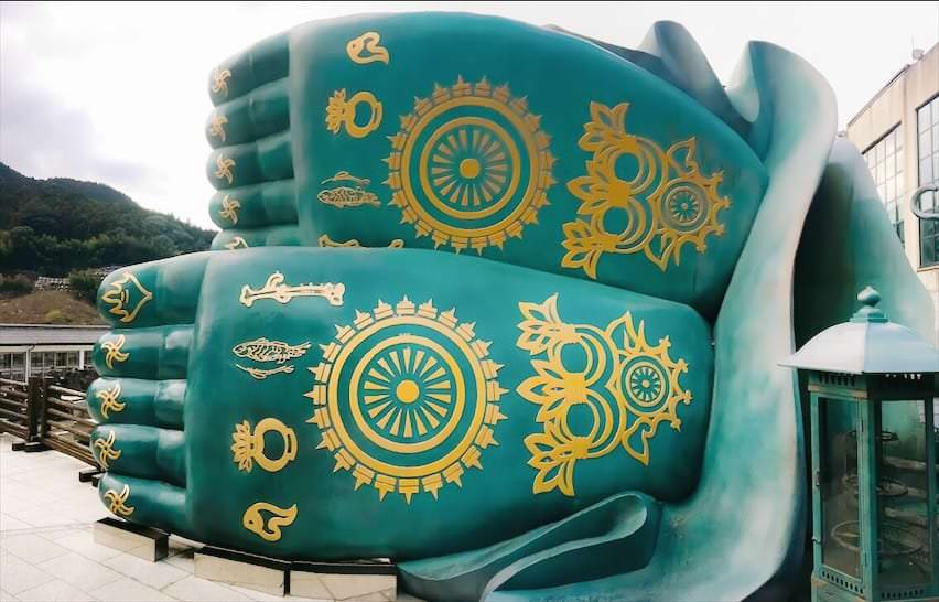 บริเวณฝ่าเท้าของพระนอนที่วัดนันโซอิน คือ หลักคำสอนของพระพุทธเจ้า