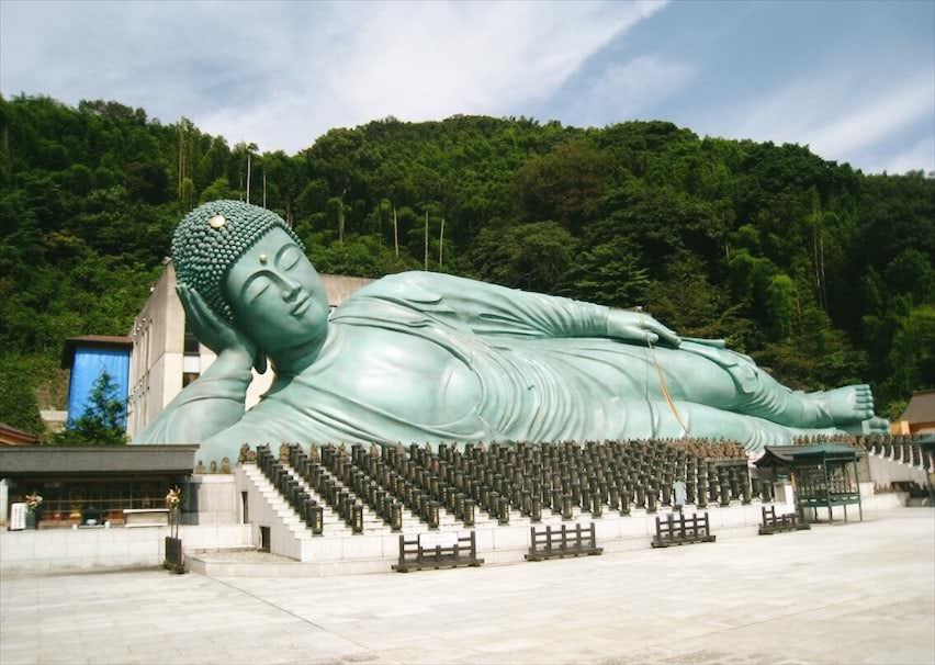 เอกลักษณ์ที่โดดเด่นของวัดนันโซอินก็คือ พระพุทธรูปนอนทองแดง “เนฮันโซ” ซึ่งจัดเป็น พระนอนที่มีขนาดใหญ่และยาวเป็นอันดับหนึ่งของโลก