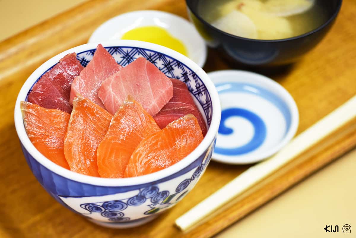 ร้านนะงะโมริ (Shokujido Nagamori) : ข้าวหน้าแซลมอน-มากุโร่ ราคา 2,000 เยน (ลดเหลือ 1,600 เยน)