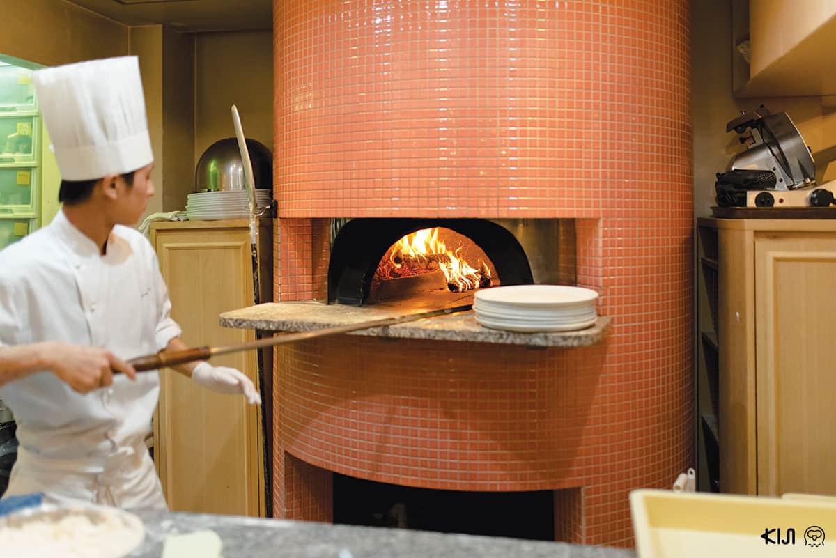 พิซซ่าอบเตาถ่านจากร้าน La verite ส่งกลิ่นหอมน่าทาน