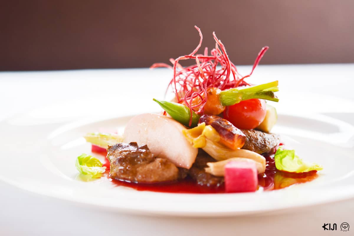 Le Jardin Potager Teranishi : หมูย่างซอสบีทรูทพร้อมผักสด