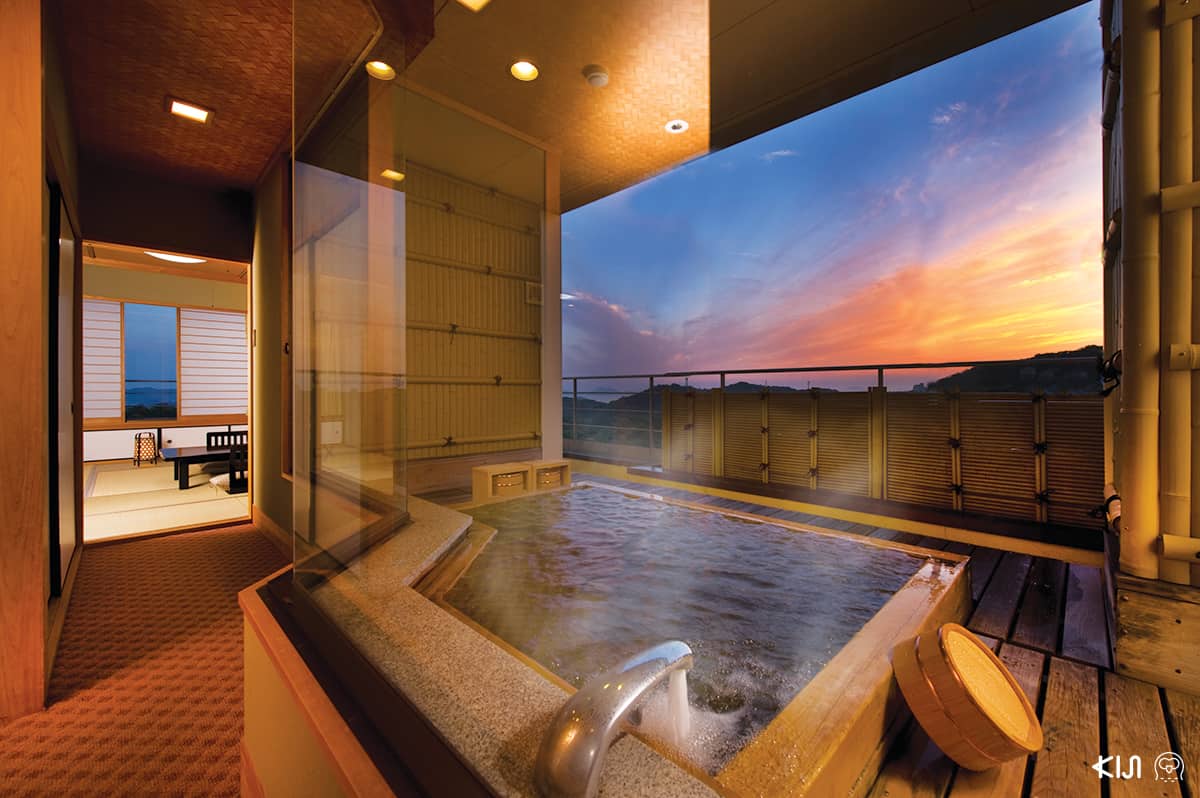 วิวแบบพาโนรามาที่มองเห็นสะพานเซะโตะ โอะฮะชิ และหมู่เกาะใน Seto Inland Sea (Setonaikai) แบบสุดสายตาทั้งจากห้องพัก ห้องอาหาร และออนเซ็น