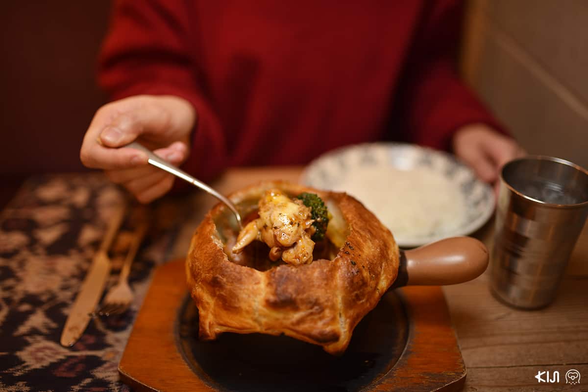 ร้าน Rakkyo Sapporo ESTA : ใต้แป้งพายบางกรอบ มีแกงหอมๆ ไก่เนื้อนุ่ม เห็ดเข็มทอง บล็อกโคลี แครอท และมะเขือเทศรอคุณอยู่