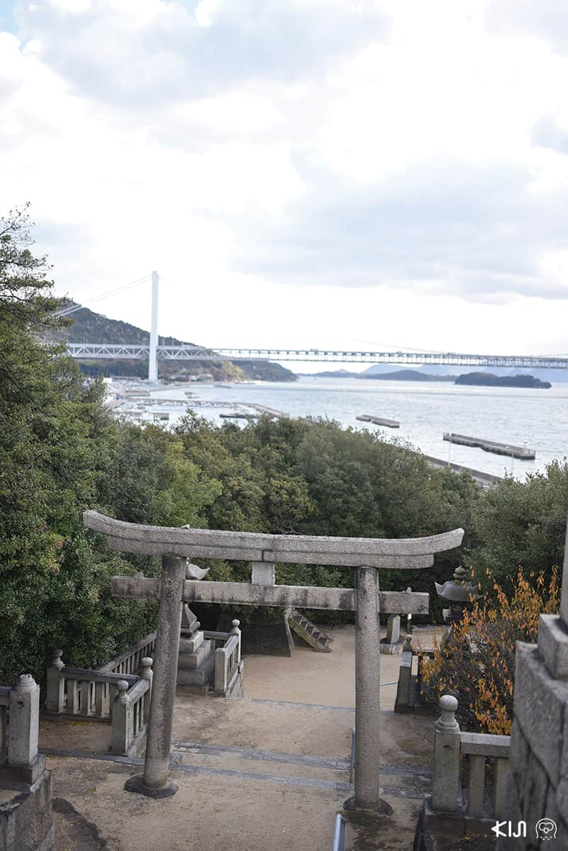 สามารถมองเห็นสะพานเซะโตะ โอะฮะชิ (Seto Ohashi) ซึ่งเป็นสะพานสองชั้นที่ยาวที่สุดในญี่ปุ่น ได้ที่ศาลเจ้ากิอง (Gion) 